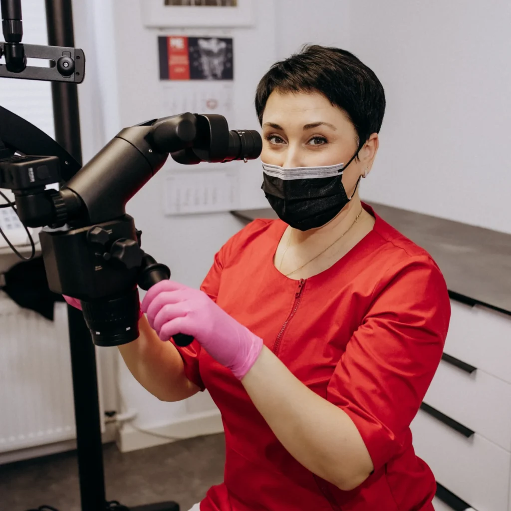 Šiuolaikinis odontologinis mikroskopas gydymo kabinete Klaipėdoje