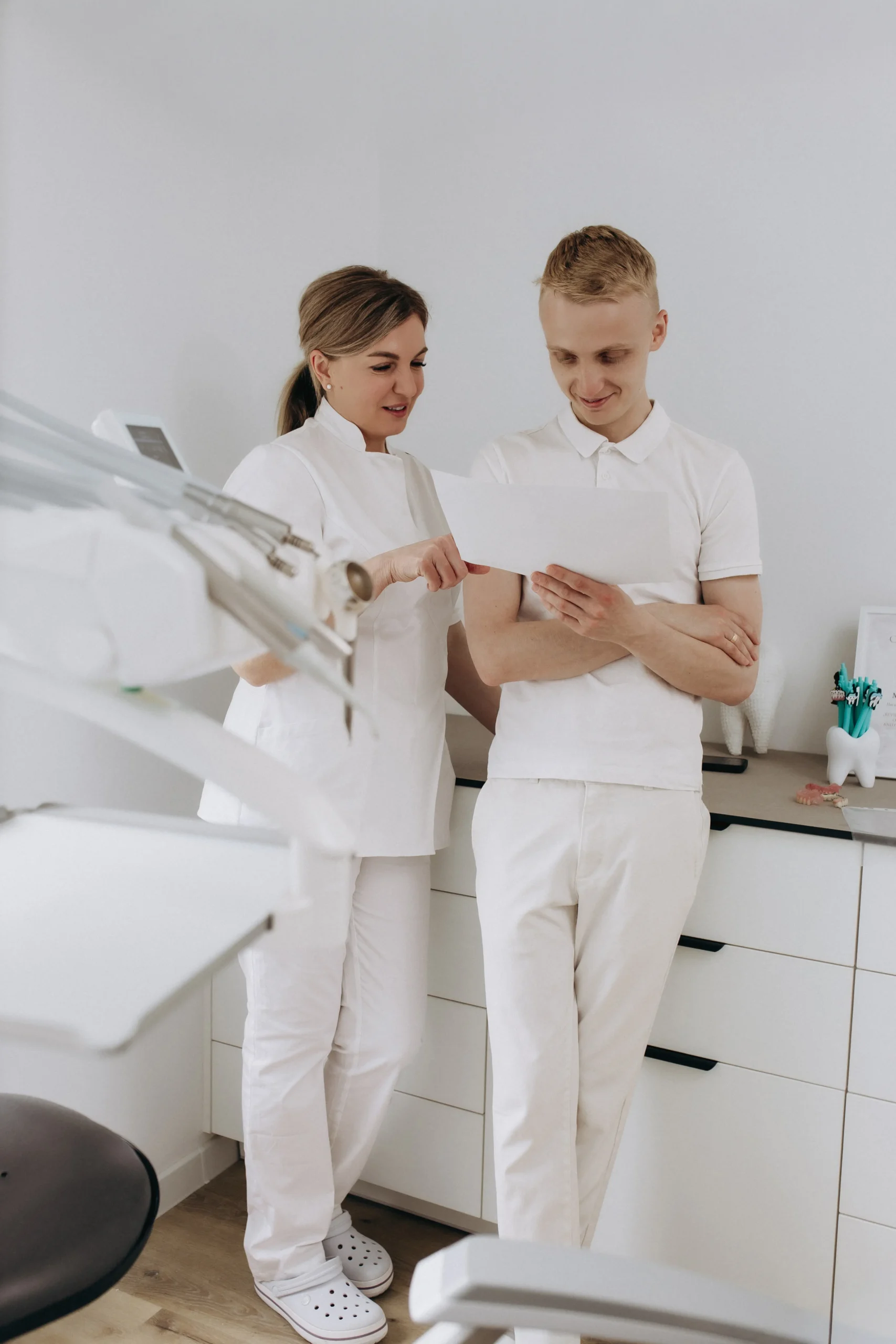 Odontologė analizuoja paciento dantų rentgeno nuotrauką ekrane