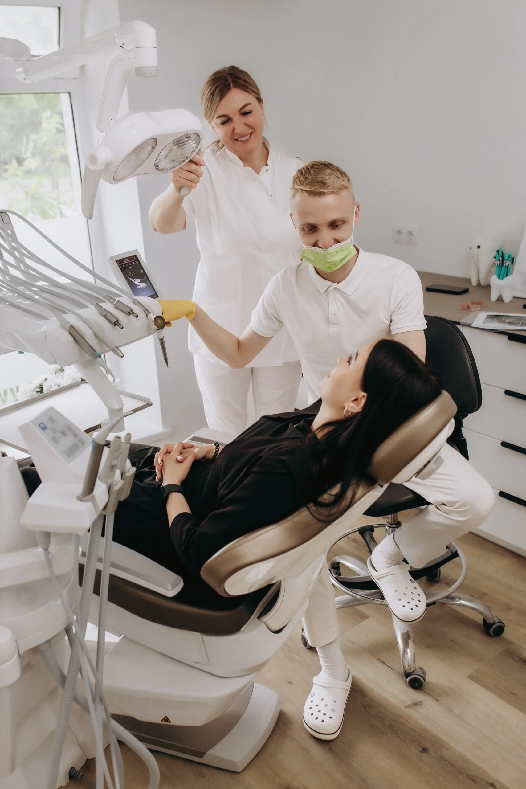 Gydytoja odontologė apžiūri paciento dantis klinikoje Klaipėdoje